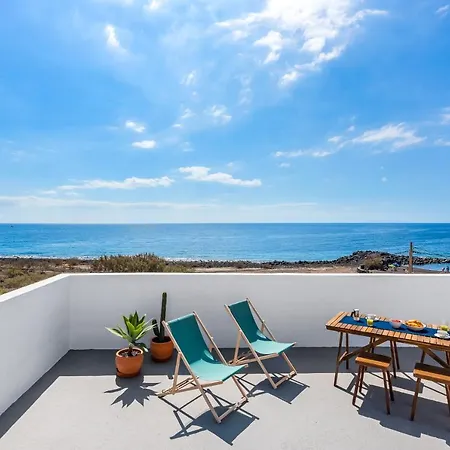 Rooftop Terrace Apartment With Beach Views *