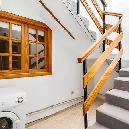 Rooftop Terrace Apartment With Beach Views *